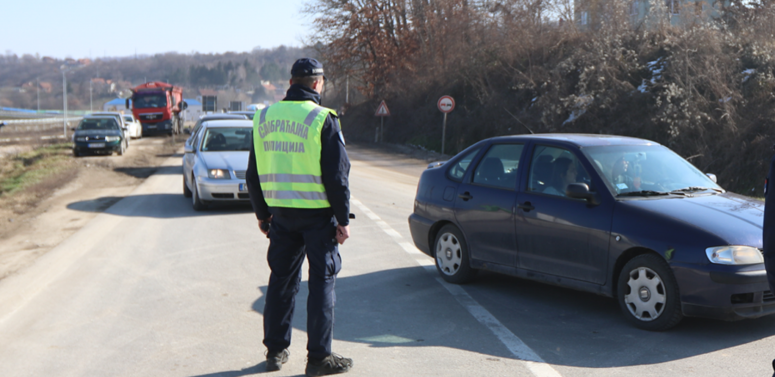 MLADIĆ NA KOKAINU DIVLJAO U BMW-U KROZ RAKOVICU 117 KM NA SAT Pogledajte kako presretač zaustavlja bezobzirnog vozača (VIDEO)