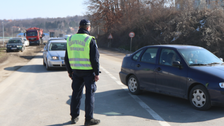 MLADIĆ NA KOKAINU DIVLJAO U BMW-U KROZ RAKOVICU 117 KM NA SAT Pogledajte kako presretač zaustavlja bezobzirnog vozača (VIDEO)