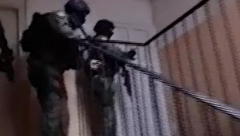 POLICAJCI POKUŠAVAJU DA SPREČE SAMOUBISTVO U PANČEVU!