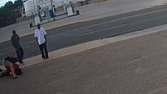 SKANDAL! MMA borac pretukao beskućnika, dok ga otac drži udarci samo sevaju (VIDEO)