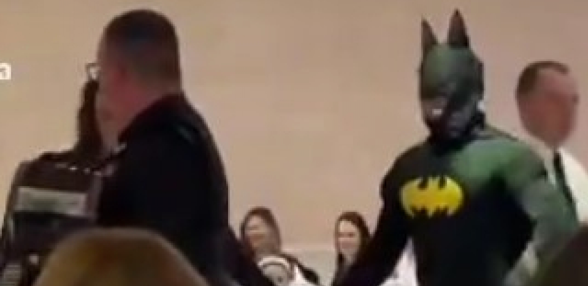 BETMEN KAO STARI SVAT Ljudi gledaju snimak sa svadbe iz Srbije i plaču od smeha, "iz kojeg filma je ovaj lik" (VIDEO)