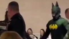 BETMEN KAO STARI SVAT Ljudi gledaju snimak sa svadbe iz Srbije i plaču od smeha, "iz kojeg filma je ovaj lik" (VIDEO)