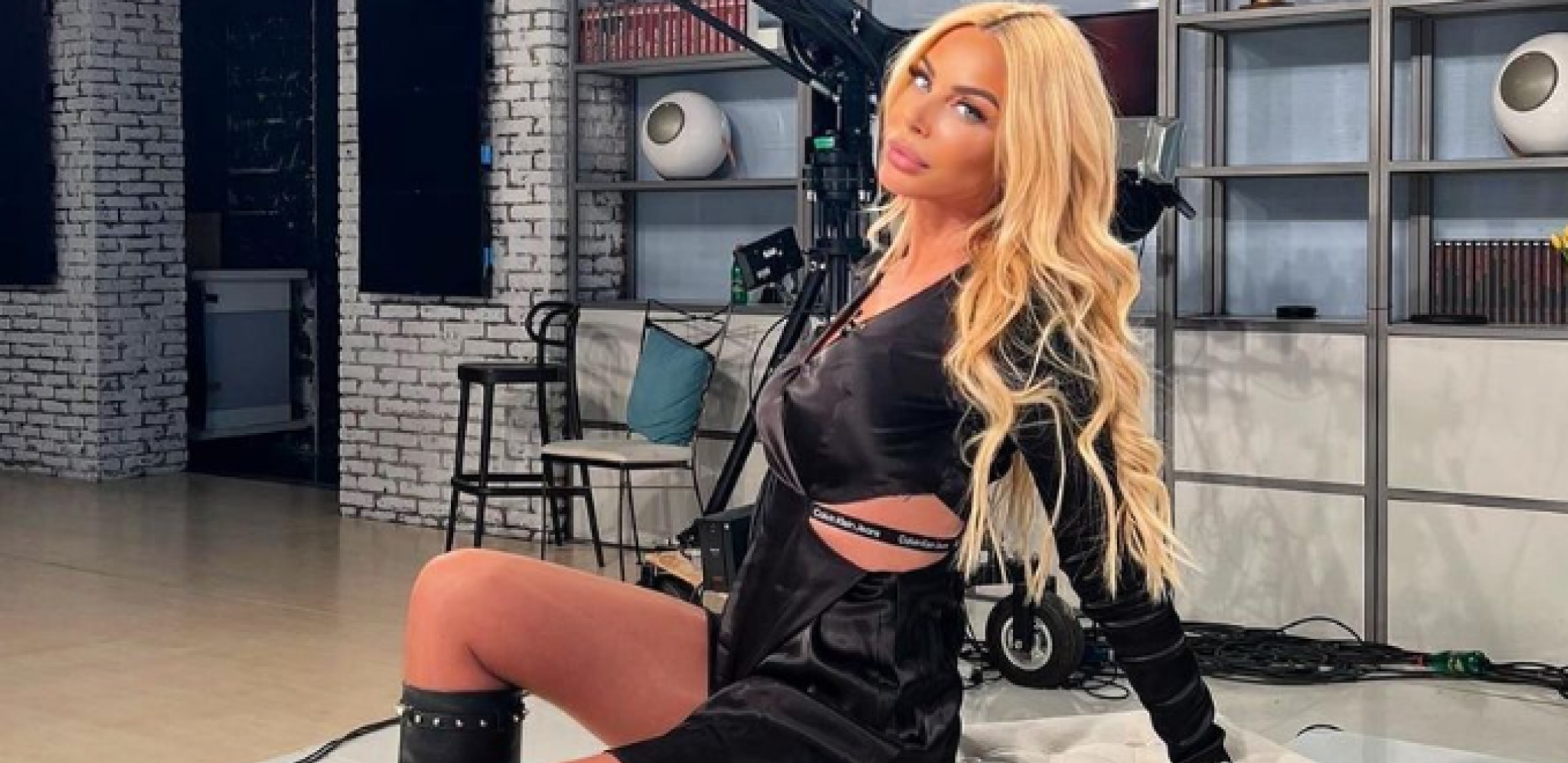 VRELI KADROVI VODITELJKE PINKA Gigantski atributi samo što ne iskoče iz minijaturnog kupaćeg, opružila se i napravila nikad bezobraznije poze! (FOTO)