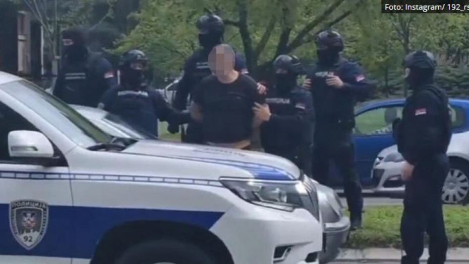 FILMSKA AKCIJA KOD OPŠTINE NOVI BEOGRAD: U Omladinskih brigada džip Interventne, okružili ga specijalci (VIDEO)