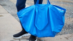 DA LI OVAJ BREND TESTIRA INTELIGENCIJU Cipele od poliestera za skoro 90.000 dinara, plastična torba za više od 200.000 - i sve se rasproda