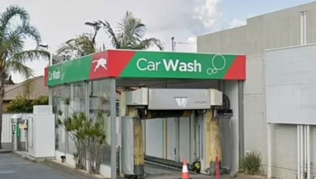 VRIŠTAO DOK MU NIJE STALO SRCE! Mašina za pranje kola zgnječila čoveka, niko nije smeo da mu priđe!