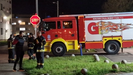 ZABARIKADIRAO SE U GARAŽI I PRETI DA ĆE SE RAZNETI BOMBOM! Evo šta se krije iza dramatične sutuacije u Novom Sadu! (FOTO)