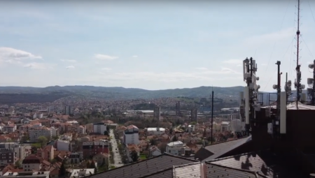 JEDNA ŽENA POVREĐENA ZBOG NEVREMENA U KRAGUJEVCU: Vetar podigao krov,  šteta na vozilima i objektima!