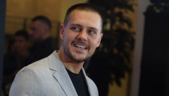 PUBLIKA PODRŽALA BIKOVIĆA GROMOGLASNIM APLAUZOM Prvo pojavljivanje glumca nakon što je izbačen iz serije, narod stao uz njega