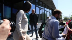 VELJKOVA SUPRUGA NAPUSTILA PORODILIŠTE Bogdana kao da se nije porodila, pojavila se u sportskoj kombinaciji, a sa osmehom na licu odvela sina kući