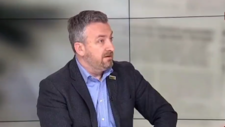 LJUDI, ŠTA PRIČA OVAJ ČOVEK?! Fridom Haus u neverici: Našli još jednog oduševljenog demokratijom na Kosovu! (VIDEO)