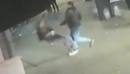 TUKAO GA DO SMRTI Stravičan snimak ubistva na ulici izazvao buru u javnosti (UZNEMIRUJUĆI VIDEO)