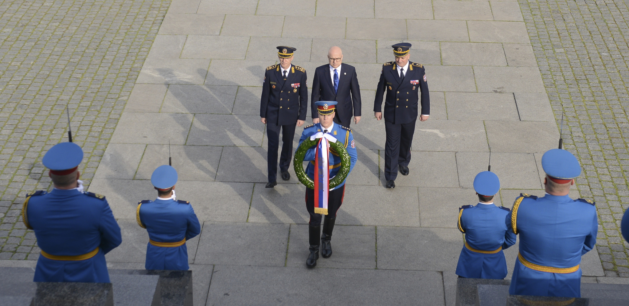 MINISTAR ODBRANE UPISAO SNAŽNE REČI U SPOMEN-KNJIGU POVODOM DANA VOJSKE SRBIJE Vučević položio venac na Spomenik Neznanom junaku na Avali (FOTO)