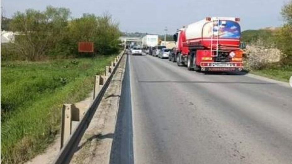 PRVE SLIKE STRAVIČNE NESREĆE Sudarili se automobil i cisterna kod Bubanj potoka, teško povređen muškarac (FOTO I VIDEO)