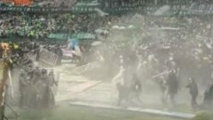 STRAŠNE SCENE IZ KOLUMBIJE OBILAZE SVET Brutalna tuča huligana i policije, na sve strane baklje i kamenice (VIDEO)