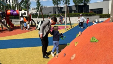 PREMIJERKA BRNABIĆ UŽIVA SA SVOJIM SINOM Iskoristili lep i sunčan dan za igru (FOTO)