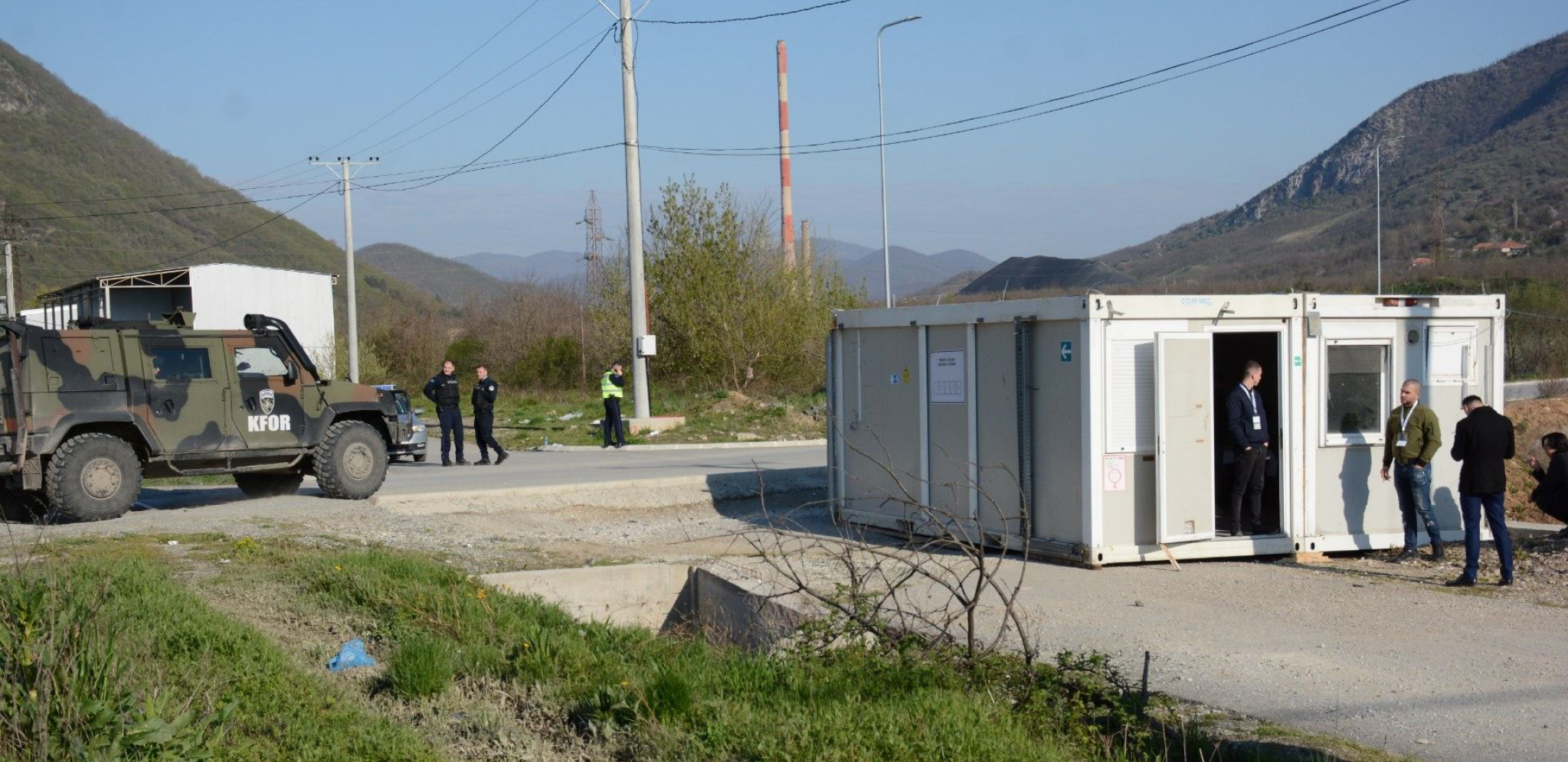 SKANDAL NA "DEMOKRATSKOM" GLASANJU! Kurtijeva policija oduzima dokumenta, pa nose u kontejner za glasanje! Svi se plaše šta ovo znači...