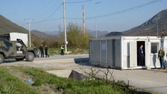 SKANDAL NA "DEMOKRATSKOM" GLASANJU! Kurtijeva policija oduzima dokumenta, pa nose u kontejner za glasanje! Svi se plaše šta ovo znači...