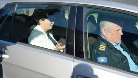 OVO SVET JOŠ NIJE VIDEO Policija dovozi i odvozi Kurtijevu Slađu da glasa sama za sebe! (FOTO)