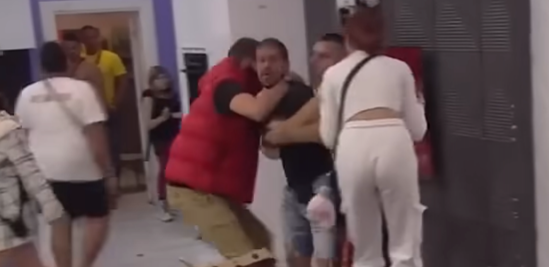 NEVIĐENA TUČA ZADRUGARA Nakon što je Petrući rasturio kuću, surovo izbačen iz Bele kuće (VIDEO)