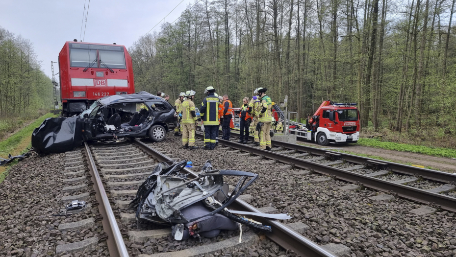 VOZ NALETEO NA AUTOMOBIL Ljudi poginuli na licu mesta