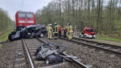 VOZ NALETEO NA AUTOMOBIL Ljudi poginuli na licu mesta
