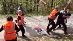 PUKOM SREĆOM IZBEGNUTA TRAGEDIJA Hrvati se potukli oko zastave, za sekund je "proleteo" reli auto (VIDEO)