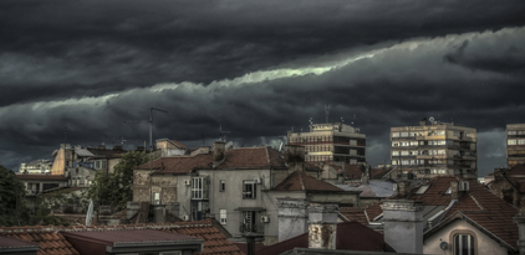 OPASNO U BEOGRADU I OVIM DELOVIMA SRBIJE Stižu pljuskovi sa grmljavinom i olujni vetar od 100 na sat!