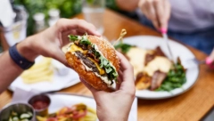 DEČAK (18) JE POJEO PILEĆI BURGER I SRUŠIO SE MRTAV Da je restoran obratio pažnju na jednu stvar, sad bi bio živ