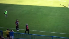 SKANDAL U SRBIJI Navijač u Smederevu preskočio ogradu i udario trenera (VIDEO)