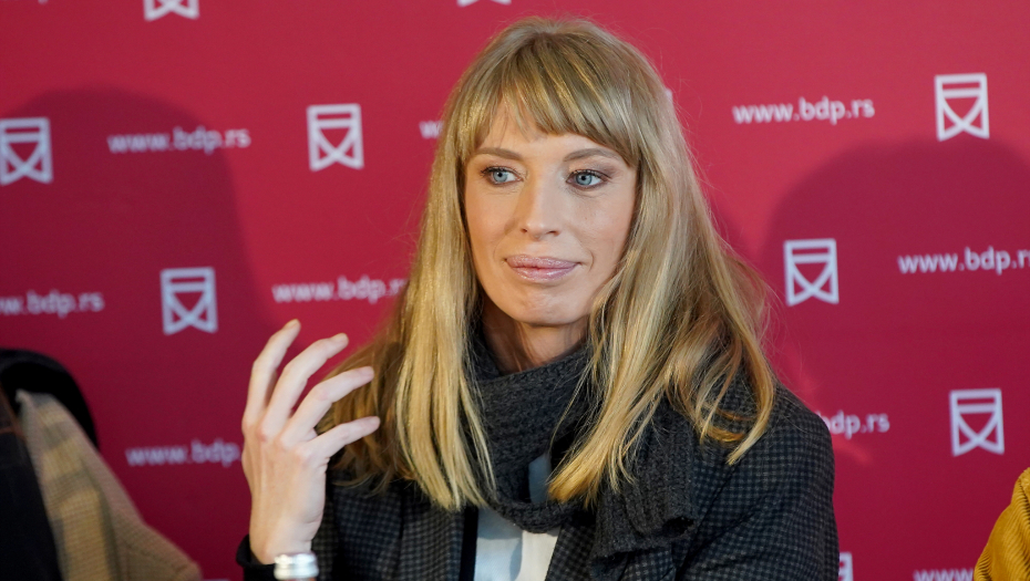 NAŠA GLUMICA UHVAĆENA SA AMBASADOROM SRBIJE U IRAKU Isplivala njihova jedina zajednička fotka, ona potpuno neprepoznatljiva (FOTO)