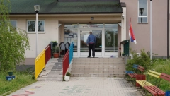 STRAVIČNI INCIDENT U VRTIĆU ''OBLAČAK'' Oglasio se Sekretarijat za obrazovanje: suspenzija za vaspitačicu koja je priklještila detetu prst!