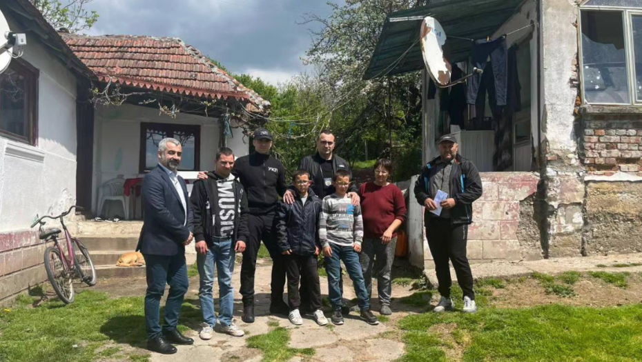 PRIPADNICI MUP-A OBRADOVALI PORODICU JEVTIĆ Šestoro mališana ponovo nasmejano zahvajujući našim humanim policajcima velikog srca (FOTO)