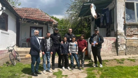 PRIPADNICI MUP-A OBRADOVALI PORODICU JEVTIĆ Šestoro mališana ponovo nasmejano zahvajujući našim humanim policajcima velikog srca (FOTO)