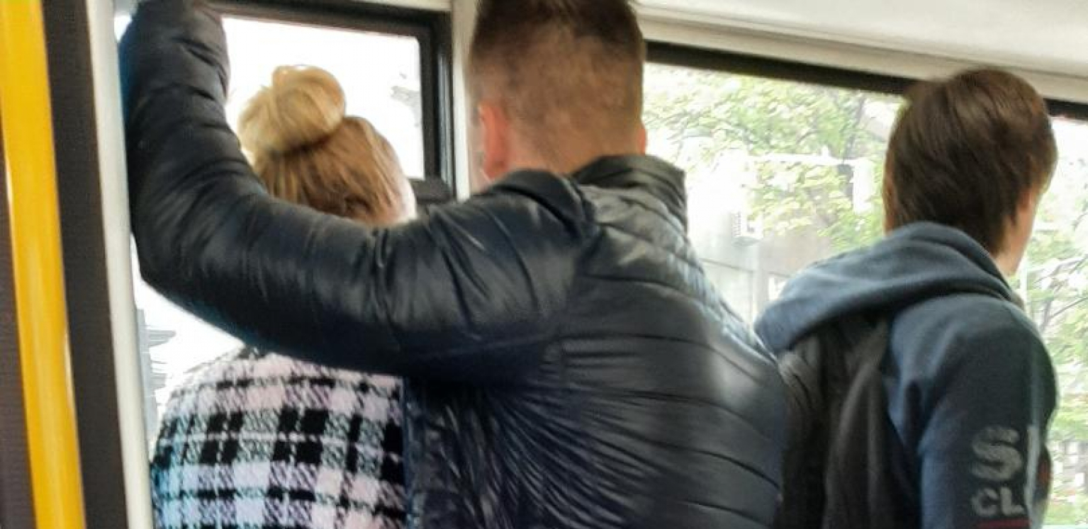MANIJAK SE TRLJAO O ŽENE U AUTOBUSU 95 Putnici zavukao prst pod kaput i pipkao je po zadnjici, pa pobegao kad je uslikan!