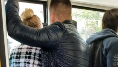 MANIJAK SE TRLJAO O ŽENE U AUTOBUSU 95 Putnici zavukao prst pod kaput i pipkao je po zadnjici, pa pobegao kad je uslikan!