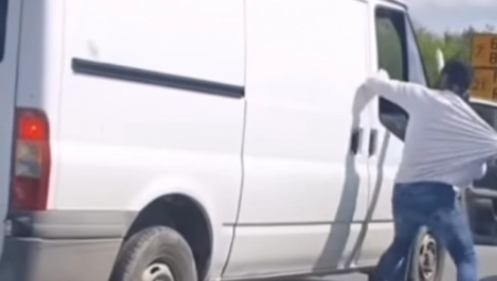 MUŠKARAC NASRNUO NA VOZAČA KOMBIJA Tuča na ulici u Novom Sadu, ženska osoba pokušava da ih razdvoji (VIDEO)