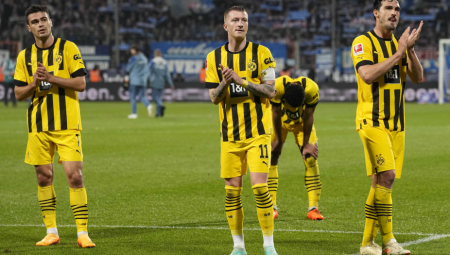 BAJERN IM POSLUŽIO TITULU NA TACNI, ONI REKLI - NE HVALA Dortmund kiksnuo i omogućio Bavarcima da se ponovo vrate na prvo mesto