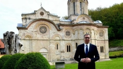 VUČIĆ U LJUBOSTINJI Posetio manastir na putu ka otvaranju deonice Moravskog koridora (FOTO)