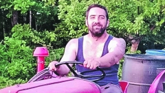 ĐUVEGIJA IŠTE MLADU On da rinta, ona da uživa! Milan Vasiljević (31) iz Beograda, koji je napustio velegrad i sam živi u selu Šatra, traži nevestu