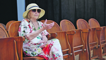 JAUKALA SAM BEOGRADSKIM ULICAMA, BILA SAM NA IVICI DA SE UBIJEM  Stravična ispovest naše glumice ledi krv u žilama