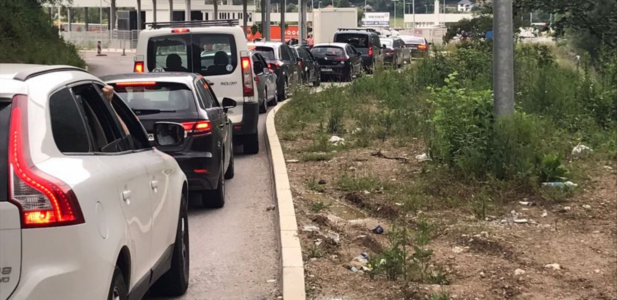 BEOGRAĐANI POČELI DA SE VRAĆAJU KUĆAMA ZA PRAZNIKE Kilometarske kolone vozila na autoputevima (FOTO)