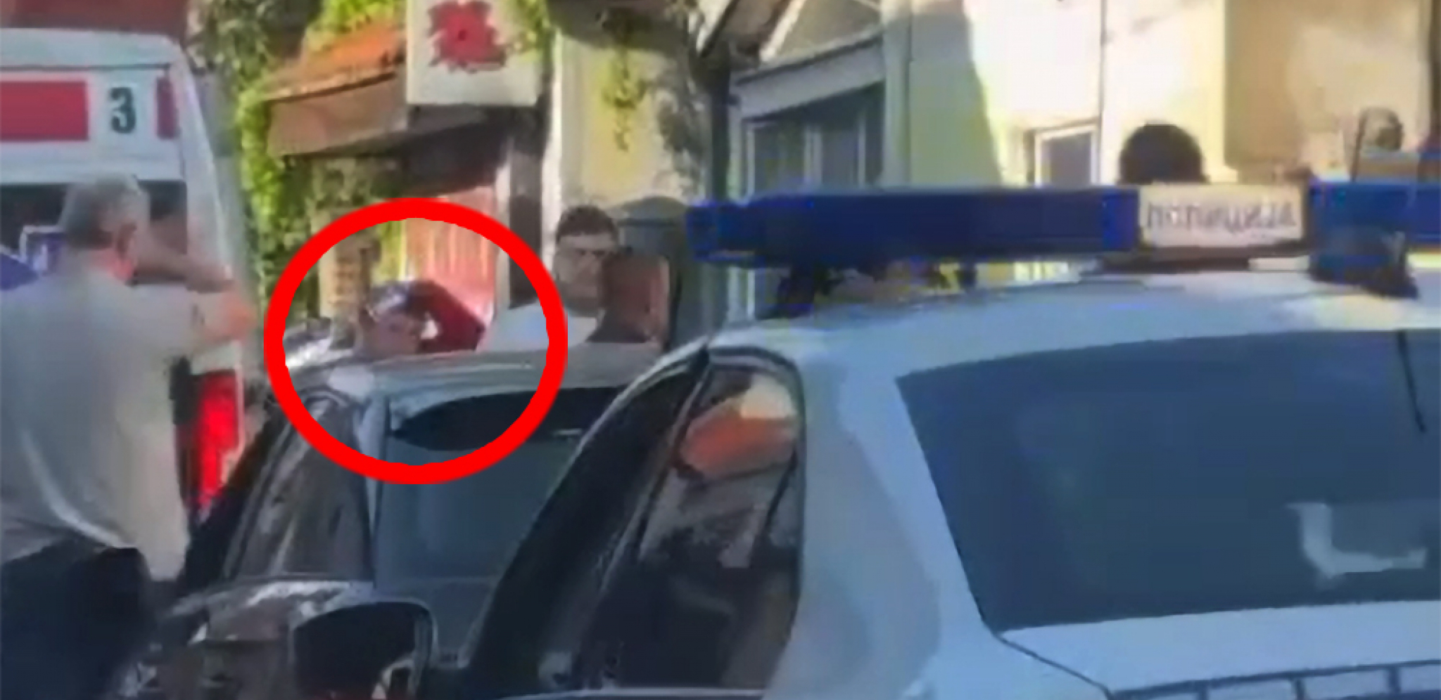 RADNIKU HITNE POMOĆI KAMENOM RAZBILI GLAVU Nedopustivo divljaštvo na Zvezdari (VIDEO)