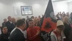 Pogledajte neviđen SKANDAL u Hrvatskoj: Milanoviću mašu zastavom VELIKE ALBANIJE ispred nosa - OBEZBEĐENJE GLEDA I ĆUTI (VIDEO)