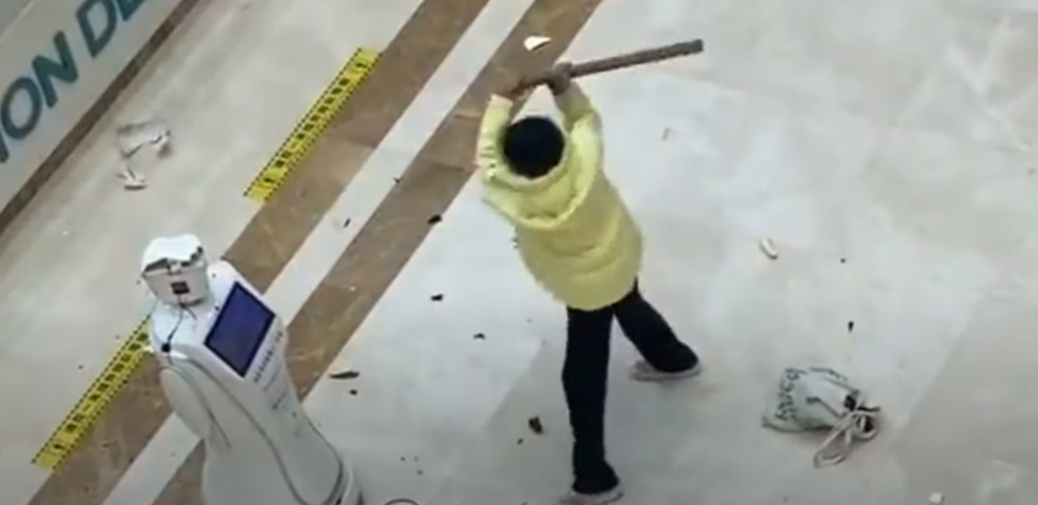 "EVO TI NA, TERMINATORE" Žena u Kini razbucala palicom robota, evo šta nije mogla da mu oprosti (VIDEO)