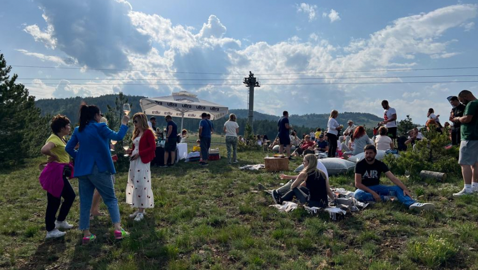ZLATIBOR KRCAT, NEMA GDE IGLA DA PADNE Karte za gondolu više ne morate čekati u redovima (FOTO)