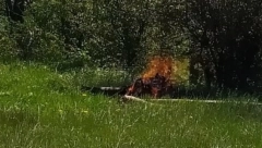 ŠTA MOŽE POĆI PO ZLU Vetar duva svom snagom, a on zapalio vatru ispod žbunja, definitivni pobednik prvomajskog uranka