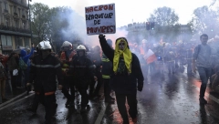 ŽESTOKI SUKOBI U LIONU Kamenicama na policiju, kišobranima protiv dronova, najgore tek sledi