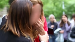 POTRESNE SCENE ISPRED ŠKOLE Baka saznala da joj je ubijena unuka (VIDEO)