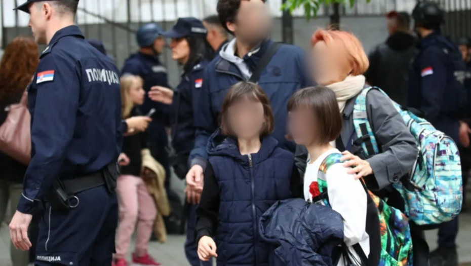 "NASTAVNICI SU ZAKLJUČALI ŠKOLU I REKLI NAM DA NE IZLAZIMO" Ispovest učenice koja je preživela masakr na Vračaru